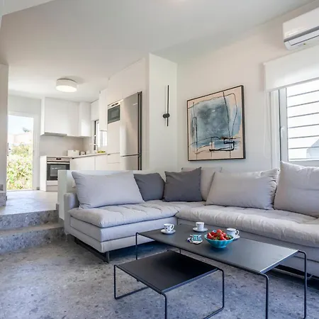 Serenity Seafront Garden Вилла *