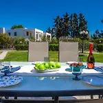 Serenity Seafront Garden וילה