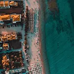 וילה Serenity Seafront Garden *