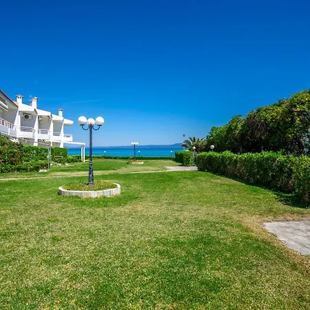 Serenity Seafront Garden Vila *